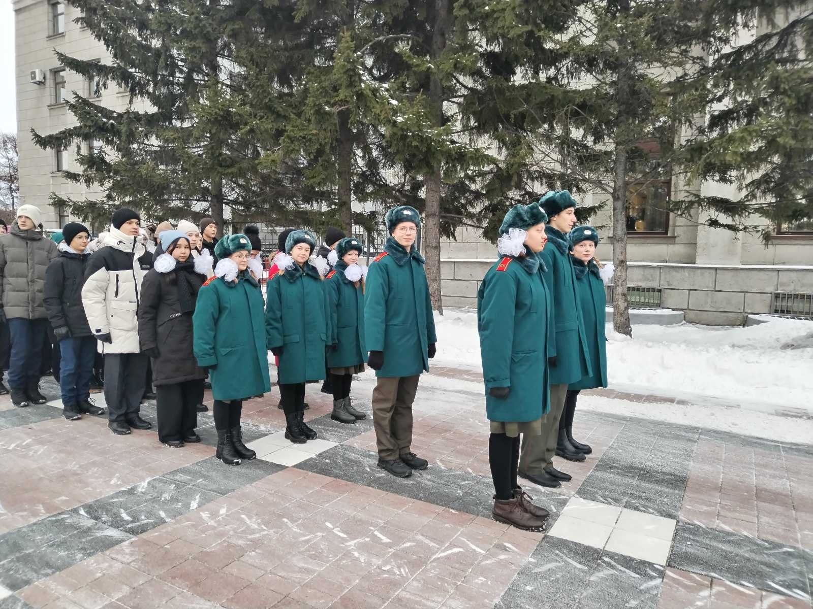 Служба у Вечного огня Славы на Посту №1.